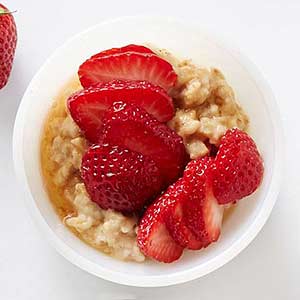 Peanut Butter and Strawberry Oatmeal (PB&J Oats)